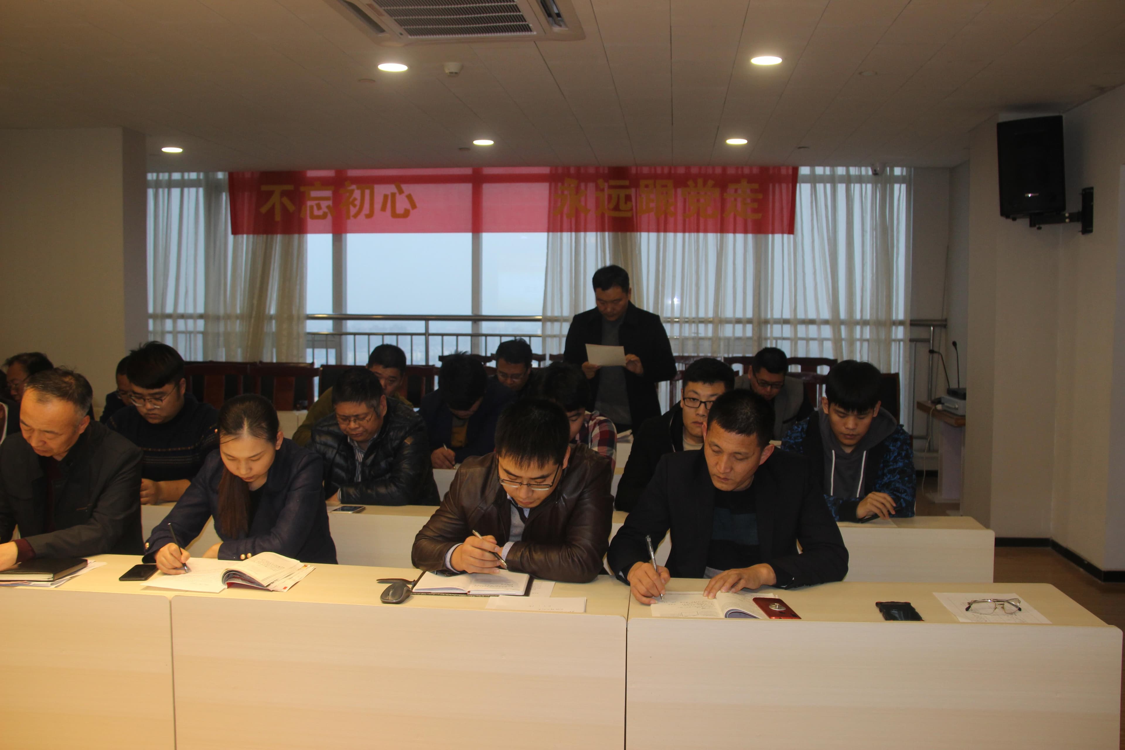 公司全体党员大会胜利召开